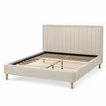 Cama tapizada de poliéster beige con cabecero estriado y estructura de madera