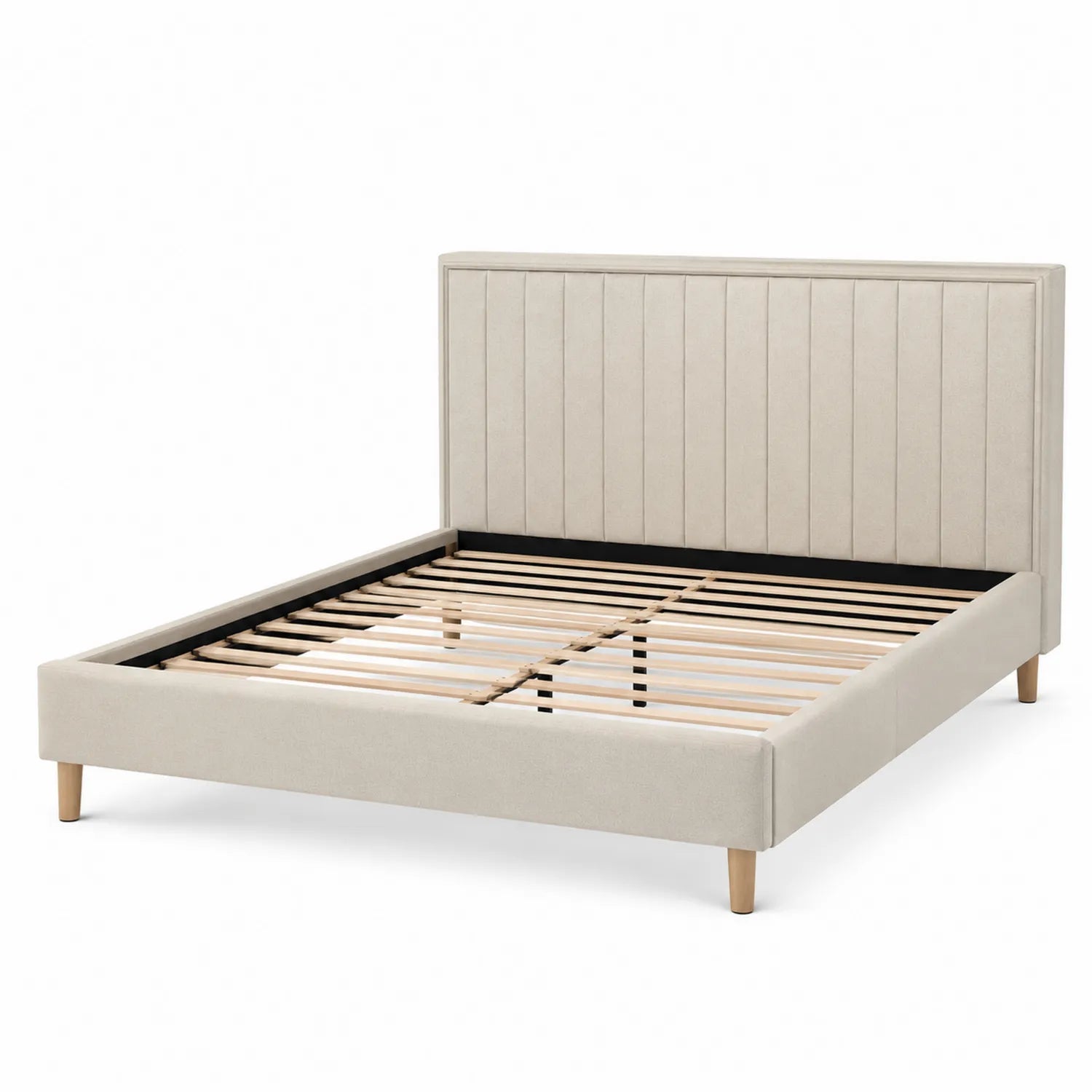 Cama tapizada de poliéster beige con cabecero estriado y estructura de madera