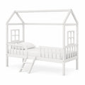 Cama infantil de madera blanca con forma de cabaña